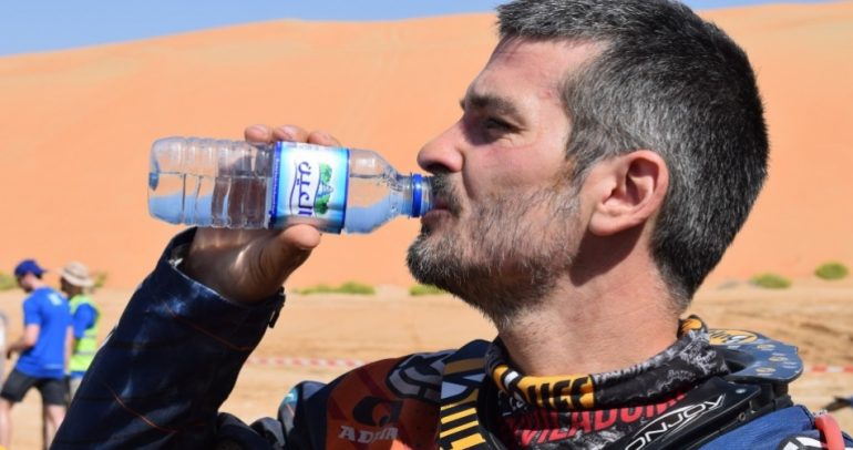 مياه العين المعدنية في رالي أبوظبي الصحراوي